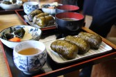 熊野古道でめはり寿司を食べる　